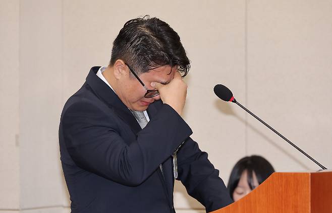 15일 서울 여의도 국회에서 열린 고용노동부에 대한 기후에너지환경고용노동위원회 국정감사에 참고인 신분으로 출석한 문지석 검사가 쿠팡풀필먼트서비스(CFS) 관련 질의에 답변 중 눈물을 흘리고 있다. 연합뉴스