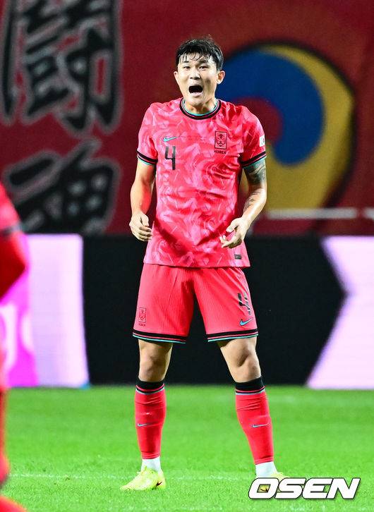 [OSEN=서울월드컵경기장, 지형준 기자] 한국 축구가 안방에서 '남미 강호' 파라과이를 물리치며 사상 최초의 2026 국제축구연맹(FIFA) 북중미 월드컵 포트 2 확보에 청신호를 켰다.한국 축구대표팀은 14일 오후 8시&nbsp;서울월드컵경기장에서 열린 A매치&nbsp;친선 경기에서 파라과이를 2-0으로 제압했다. 지난 10일 일본 원정에서 2-2로 비기고 온 파라과이는 한국에 덜미를 잡히며 10월 아시아 투어를 1무 1패로 마감하게 됐다.전반 한국 김민재가 경기를 조율하고 있다. 2025.10.14. /jpnews@osen.co.kr