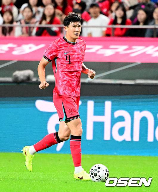 [OSEN=서울월드컵경기장, 지형준 기자] 한국 축구가 안방에서 '남미 강호' 파라과이를 물리치며 사상 최초의 2026 국제축구연맹(FIFA) 북중미 월드컵 포트 2 확보에 청신호를 켰다.한국 축구대표팀은 14일 오후 8시&nbsp;서울월드컵경기장에서 열린 A매치&nbsp;친선 경기에서 파라과이를 2-0으로 제압했다. 지난 10일 일본 원정에서 2-2로 비기고 온 파라과이는 한국에 덜미를 잡히며 10월 아시아 투어를 1무 1패로 마감하게 됐다.전반 한국 김민재가 패스할 곳을 찾고 있다. 2025.10.14. /jpnews@osen.co.kr