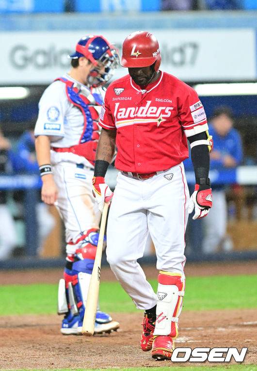 [OSEN=대구, 최규한 기자] 14일 대구 삼성라이온즈파크에서 ‘2025 신한 SOL뱅크 KBO리그’ 준플레이오프(5전 3선승제) 4차전 삼성 라이온즈와 SSG 랜더스의 경기가 열렸다.삼성은 아리엘 후라도, SSG는 김광현을 선발로 내세웠다.4회초 무사 선두타자로 나선 SSG 에레디아가 삼진으로 물러나며 아쉬워하고 있다. 2025.10.14 / dreamer@osen.co.kr