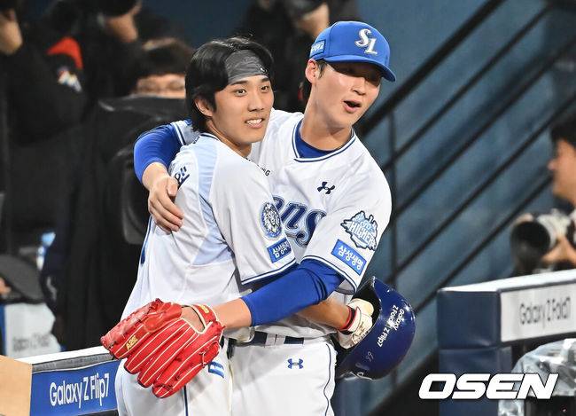 [OSEN=대구, 이석우 기자] 14일 대구 삼성라이온즈파크에서 2025 신한 SOL뱅크 KBO 준플레이오프 삼성 라이온즈와 SSG 랜더스의 4차전 경기가 열렸다. 홈팀 삼성은 후라도가, 방문팀 SSG는 김광현이 선발 투수로 출전했다.삼성 라이온즈 이재현이 8회말 2사 좌월 솔로 홈런을 치고 이호성과 기쁨을 나누고 있다. 2025.10.14 / foto0307@osen.co.kr