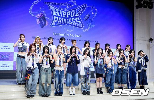[OSEN=이대선 기자] 15일 서울 강남구 엘리에나 호텔에서 Mnet 새 프로그램 ‘언프리티 랩스타 : 힙팝 프린세스’ 제작발표회가 열렸다.‘힙팝 프린세스’는 한국과 일본 참가자들이 직접 음악, 안무, 스타일링, 영상 제작에 참여하며 자신만의 색깔을 만들어가는 글로벌 힙합 걸그룹 탄생 프로젝트다.Mnet·U-NEXT 한일 합작 프로젝트 ‘힙팝 프린세스’는 오는 10월 16일(목) 오후 9시 50분 첫 방송된다.한국인 참가자 20인이 포토타임을 가지고 있다. 2025.10.15 /sunday@osen.co.kr
