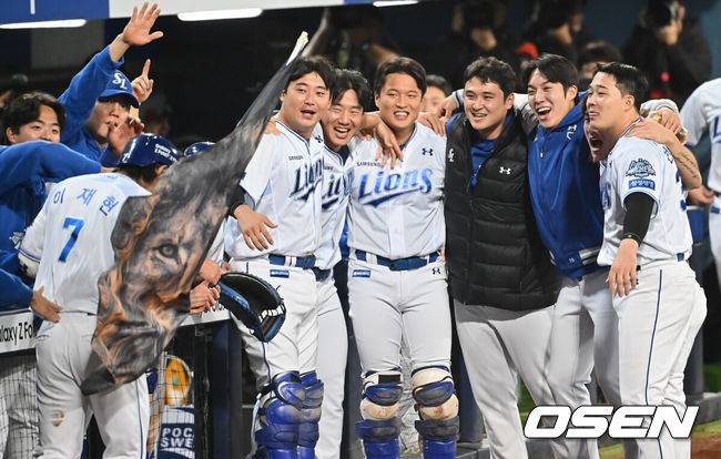 [OSEN=대구, 이석우 기자] 14일 대구 삼성라이온즈파크에서 2025 신한 SOL뱅크 KBO 준플레이오프 삼성 라이온즈와 SSG 랜더스의 4차전 경기가 열렸다. 홈팀 삼성은 후라도가, 방문팀 SSG는 김광현이 선발 투수로 출전했다.삼성 라이온즈 이재현이 8회말 2사 좌월 솔로 홈런을 치고 동료들과 기쁨을 나누고 있다. 2025.10.14 / foto0307@osen.co.kr