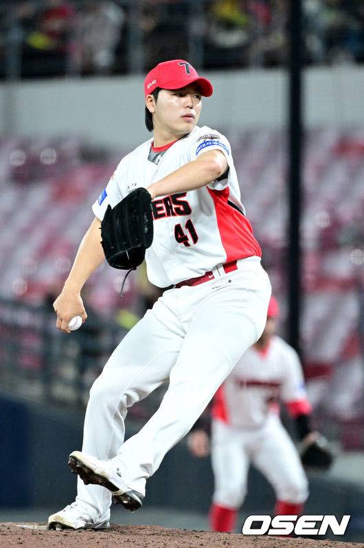 [OSEN=광주, 최규한 기자] 16일 오후 광주-기아 챔피언스필드에서 ‘2025 신한 SOL Bank KBO리그’ KIA 타이거즈와 KT 위즈의 경기가 열렸다.홈팀 KIA는 김도현, 방문팀 KT는 오원석을 선발투수로 내세웠다.8회초 마운드에 오른 KIA 투수 황동하가 힘차게 공을 뿌리고 있다. 2025.04.16 / dreamer@osen.co.kr