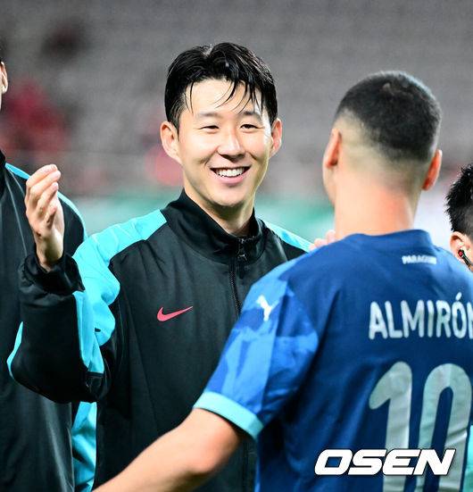 [OSEN=서울월드컵경기장, 지형준 기자] 한국 축구가 안방에서 '남미 강호' 파라과이를 물리치며 사상 최초의 2026 국제축구연맹(FIFA) 북중미 월드컵 포트 2 확보에 청신호를 켰다.한국 축구대표팀은 14일 오후 8시&nbsp;서울월드컵경기장에서 열린 A매치&nbsp;친선 경기에서 파라과이를 2-0으로 제압했다. 지난 10일 일본 원정에서 2-2로 비기고 온 파라과이는 한국에 덜미를 잡히며 10월 아시아 투어를 1무 1패로 마감하게 됐다.경기에 앞서 한국 손흥민이 파라과이 알미론과 인사를 나누고 있다. 2025.10.14. /jpnews@osen.co.kr