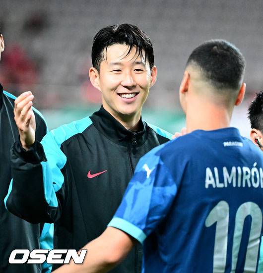 [OSEN=서울월드컵경기장, 지형준 기자] 한국 축구가 안방에서 '남미 강호' 파라과이를 물리치며 사상 최초의 2026 국제축구연맹(FIFA) 북중미 월드컵 포트 2 확보에 청신호를 켰다.한국 축구대표팀은 14일 오후 8시 서울월드컵경기장에서 열린 A매치 친선 경기에서 파라과이를 2-0으로 제압했다. 지난 10일 일본 원정에서 2-2로 비기고 온 파라과이는 한국에 덜미를 잡히며 10월 아시아 투어를 1무 1패로 마감하게 됐다.경기에 앞서 한국 손흥민이 파라과이 알미론과 인사를 나누고 있다. 2025.10.14. /jpnews@osen.co.kr
