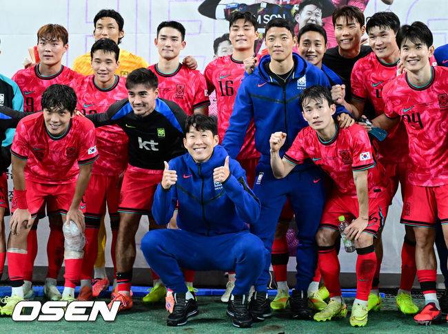 [OSEN=서울월드컵경기장, 지형준 기자] 한국 축구가 안방에서 '남미 강호' 파라과이를 물리치며 사상 최초의 2026 국제축구연맹(FIFA) 북중미 월드컵 포트 2 확보에 청신호를 켰다.한국 축구대표팀은 14일 오후 8시 서울월드컵경기장에서 열린 A매치 친선 경기에서 파라과이를 2-0으로 제압했다. 지난 10일 일본 원정에서 2-2로 비기고 온 파라과이는 한국에 덜미를 잡히며 10월 아시아 투어를 1무 1패로 마감하게 됐다.경기를 마치고 한국 선수들이 손흥민 A매치 최다 출전을 응원하는 현수막 앞에서 붉은 악마와 기념 촬영을 하고 있다. 브라질전 출전으로 한국 축구 A매치 최다 출전(137경기) 금자탑을 쌓은 손흥민은 이날 선발로 나서며 138경기로 기록을 늘렸다. 2025.10.14. /jpnews@osen.co.kr