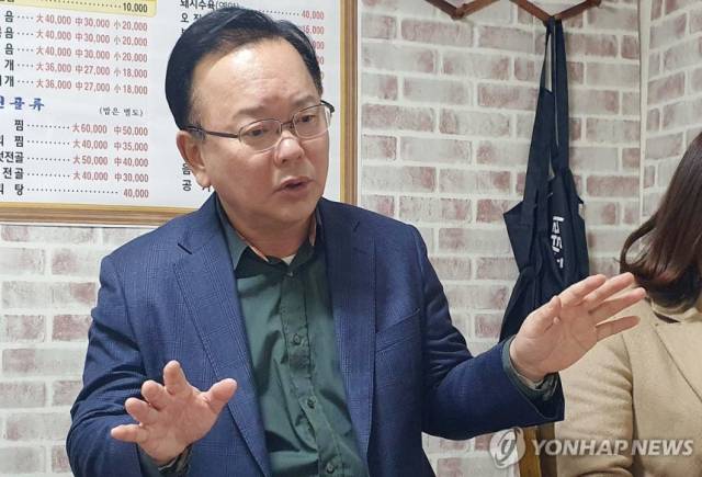 ▲ 2025년 2월 14일 김부겸 전 국무총리가 대구 한 식당에서 열린 기자간담회에서 개헌 등에 관한 입장을 밝히고 있다. ⓒ 연합뉴스