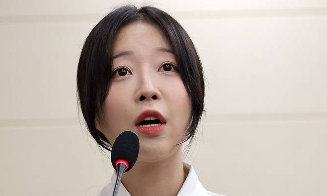 유튜버 쯔양(본명 박정원)이 14일 서울 여의도 국회 과학기술정보방송통신위원회에서 열린 2025년도 국정감사에서 의원 질의에 답변하고 있다. 연합뉴스