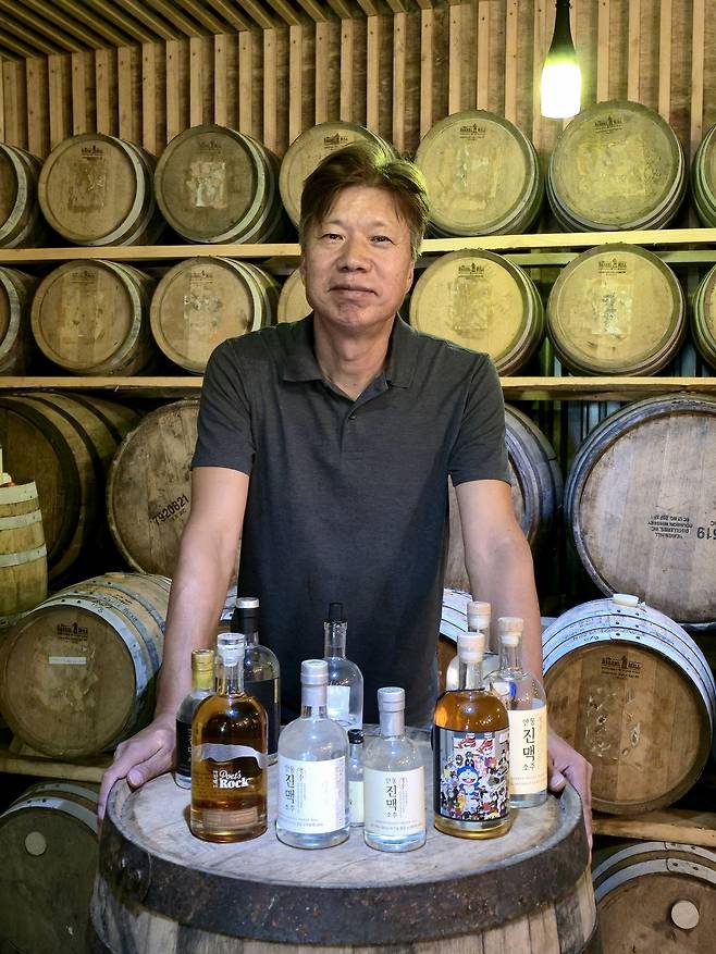 진맥소주 숙성실에서 포즈를 취한 박성호 대표. 최현태 기자