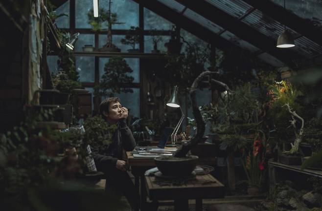 영화 '어쩔수가없다' 속 이병헌의 '비밀 온실'을 현실에서 볼 수 있게 됐다. CJ ENM 제공