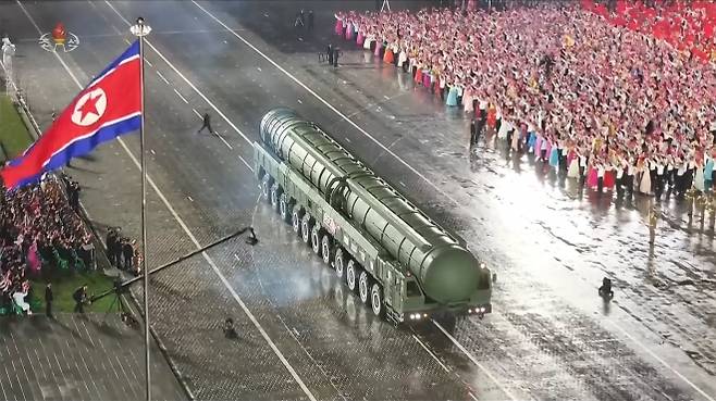북한, 노동당 창건 80주년 경축 열병식 개최 - 북한 노동당 창건 80주년 경축 열병식이 지난 10일 평양 김일성광장에서 진행됐다고 조선중앙TV가 11일 보도했다. 사진은 신형 대륙간탄도미사일(ICBM) 화성-20형. 2025.10.11 연합뉴스 조선중앙TV 화면