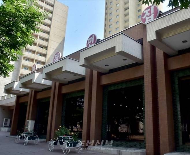 재일본조선인총연합회 기관지 조선신보는 15일 평양 창광음식거리의 짜장면집을 소개했다. 40여년의 역사를 자랑하는 이곳 짜장면집은 평양시내 여러 짜장면집들 요리사들이 찾아와 기술과 경험을 배워가고 있으며 손님들로 북적인다고 전했다. 2025.10.15 평양 조선신보 연합뉴스