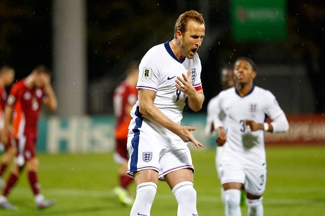 잉글랜드 축구 국가대표 해리 케인이 15일(한국시간) 라트비아 리가의 다우가바스 스타디온스에서 열린 북중미월드컵 유럽 예선 K조 6차전 라트비아와의 원정 경기에서 득점한 뒤 세레머니하고 있다. AP 연합뉴스