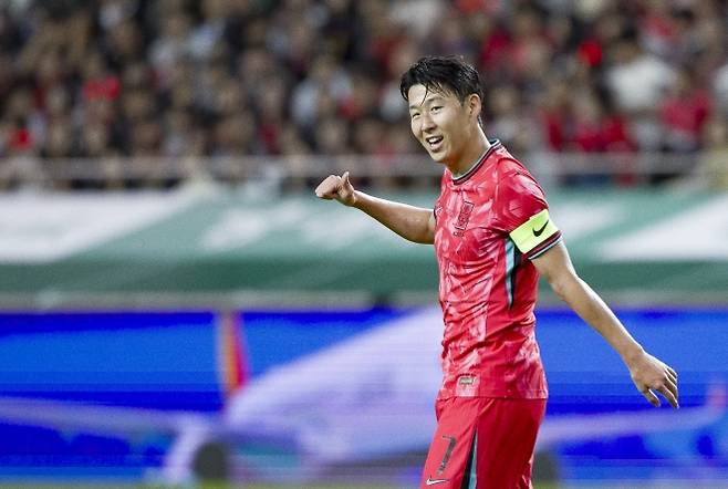 한국 축구 국가대표팀 주장 손흥민이 14일 서울월드컵경기장에서 열린 파라과이와의 평가전에서 황인범에게 엄지를 들어 보이고 있다. 뉴시스