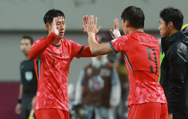 한국 축구 국가대표팀 주장 손흥민이 10일 서울월드컵경기장에서 열린 브라질과의 평가전에서 오현규와 교체되고 있다. 연합뉴스