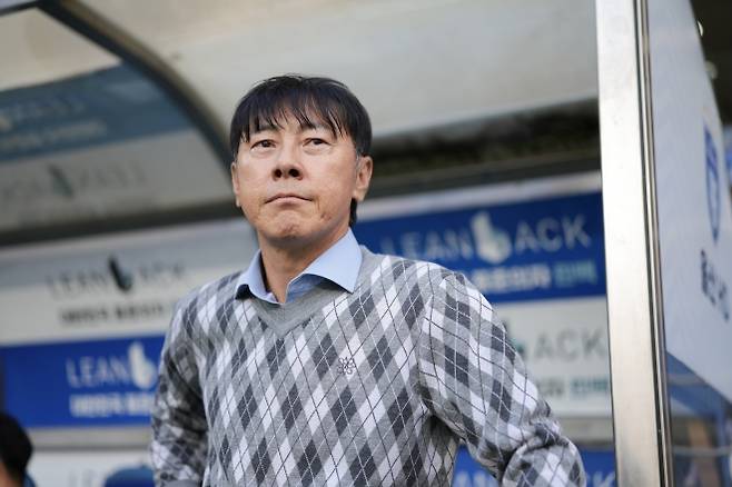 신태용 전 울산 HD 감독이 지난달 21일 울산문수축구경기장에서 열린 2025 K리그1 30라운드 FC안양과의 홈 경기에서 선수들을 바라보고 있다. K리그 제공