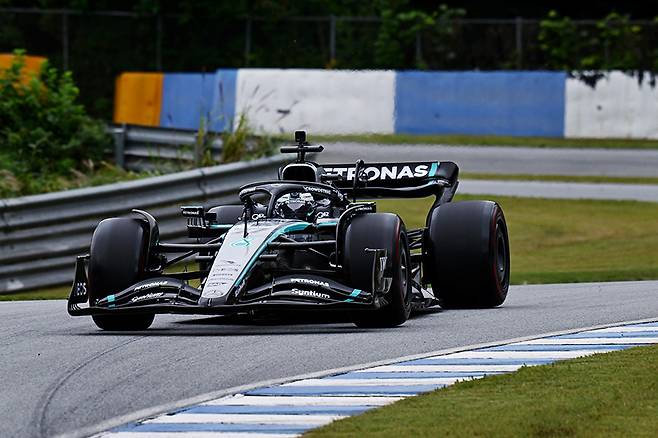 AMG 스피드웨이를 달리고 있는 발테리 보타스. 사진: 김학수 기자