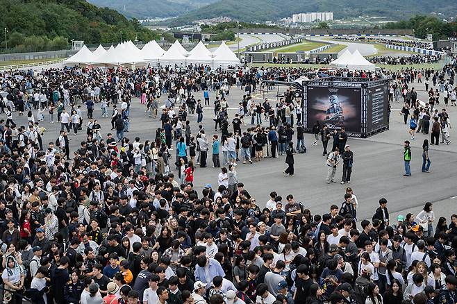 현장을 가득 채운 관람객들. 사진: 정인성 작가(웨이브진)