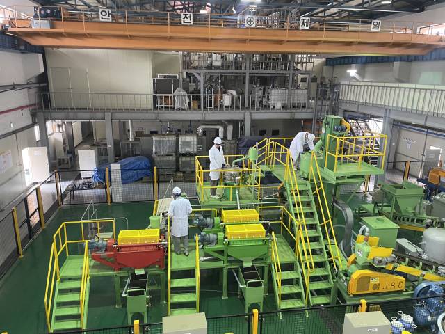 한국지질자원연구원(KIGAM) 연구원들이 10일 대전 유성구 선광·제련 일관작업장에서 자원 회수 연구를 진행하고 있다. 사진=서지혜 기자