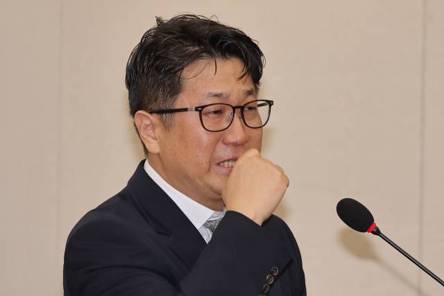 15일 서울 여의도 국회에서 열린 고용노동부에 대한 기후에너지환경고용노동위원회 국정감사에서 참고인 신분으로 출석한 문지석 검사가 쿠팡CFS 관련 질의에 답변하던 중 눈물을 흘리고 있다. 연합뉴스