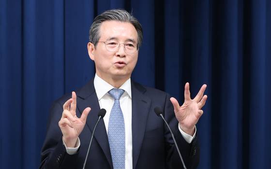 김용범 정책실장이 서울 용산 대통령실 청사에서 브리핑을 하는 모습. 2025.10.1. 뉴스1