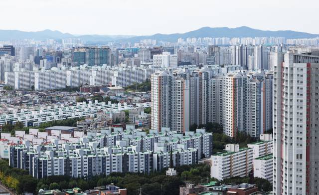 15일 경기도 수원시 영통구 일대 아파트 단지 모습. 연합뉴스