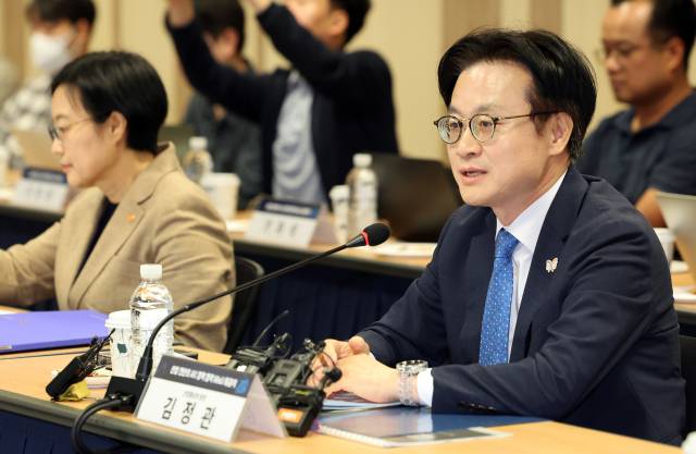 김정관 산업통상부 장관이 15일 서울 종로구 광화문 교보빌딩 국가과학기술자문회의 대회의실에서 열린 ‘산업 전반의 AX 정책 협력 MOU 체결식’에서 인사말을 하고 있다. 연합뉴스