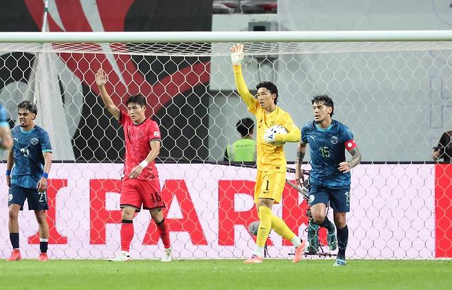 축구국가대표팀 골키퍼(1번) 김승규가 14일 서울월드컵경기장에서 열린 파라과이와 평가전 도중 상대 세트피스 공격을 막아낸 뒤 수비라인을 재정비하고 있다. 이날 무실점을 기록한 그는 향후&nbsp;조현우와 치열한 주전 경쟁을 예고했다. 상암│뉴시스