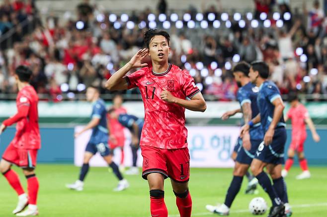 축구대표팀 엄지성이 14일 서울월드컵경기장에서 열린 파라과이 평가전에서 전반 15분 선제골을 성공시킨 뒤 기뻐하고 있다. 사진제공｜대한축구협회
