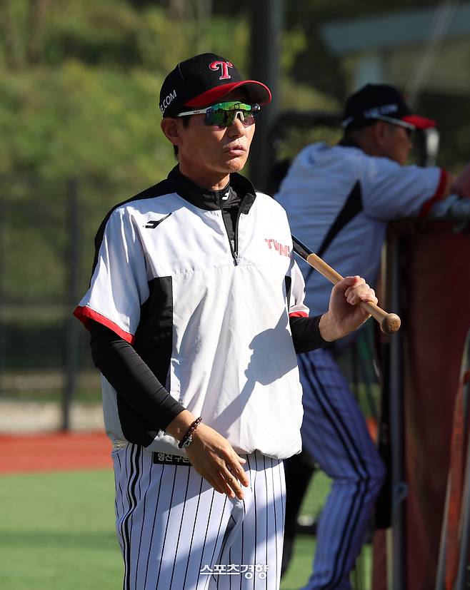 염경엽 LG 감독이 지난 8일 이천 LG챔피언스파크에서 선수들의 훈련을 지켜보고 있다. LG 트윈스 제공