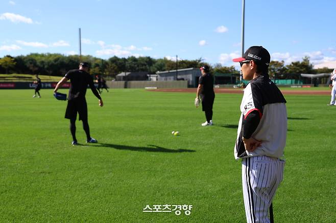 염경엽 LG 감독이 지난 8일 이천 LG챔피언스파크에서 선수들의 훈련을 지켜보고 있다. LG 트윈스 제공