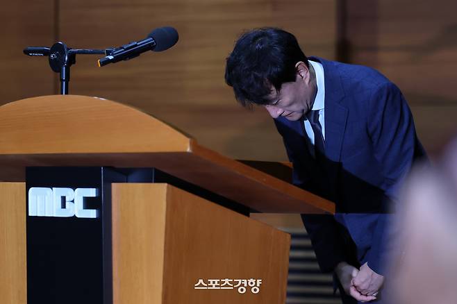 안형준 MBC 사장이 15일 서울 마포구 MBC 사옥에서 열린 고 오요안나 유족 기자회견에서 유족을 향해 사과하고 있다. 성동훈 기자
