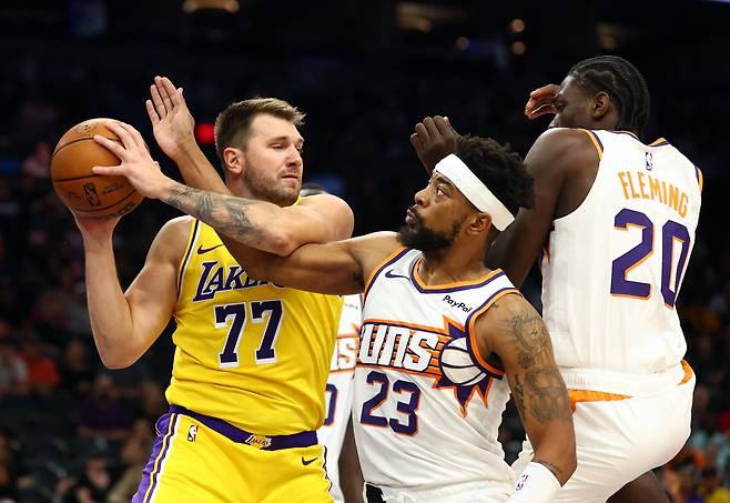 LA 레이커스 돈치치가 15일 프리시즌 피닉스전에서 볼을 잡고 움직이고 있다. Imagn Images연합뉴스