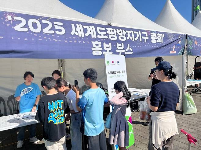 달밤에체조 부산챌린지에서 현장홍보를 하고 있다.ⓒKADA