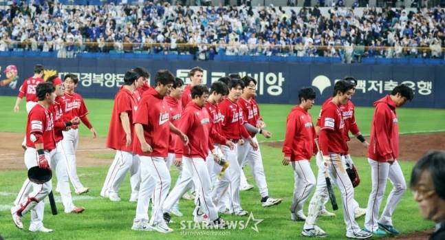 패배 후 고개를 숙이고 더그아웃으로 향하는 SSG 선수단. /사진=강영조 선임기자