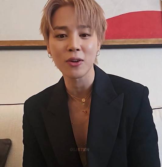 파리패션위크 기간 중 위버스라이브 하고 있는 지민