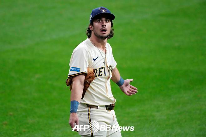 밀워키 브루어스 중견수 살 프렐릭이 14일(한국 시각) 미국 위스콘신주 밀워키에 위치한 아메리칸 패밀리 필드에서 펼쳐진 밀워키 브루어스와 2025 미국 프로야구 메이저리그(MLB) 포스트시즌 내셔널리그 챔피언십 시리즈(7전 4선승제) 1차전에서 4회 비니오 판독 결과를 기다리고 있다. /AFPBBNews=뉴스1