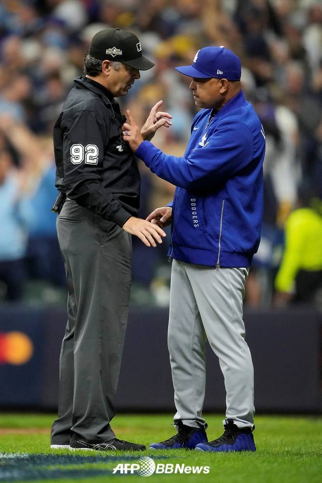 LA 다저스 데이브 로버츠(오른쪽) 감독이 14일(한국 시각) 미국 위스콘신주 밀워키에 위치한 아메리칸 패밀리 필드에서 펼쳐진 밀워키 브루어스와 2025 미국 프로야구 메이저리그(MLB) 포스트시즌 내셔널리그 챔피언십 시리즈(7전 4선승제) 1차전에서 4회 병살타 상황에 대해 심판진에 항의하고 있다. /AFPBBNews=뉴스1