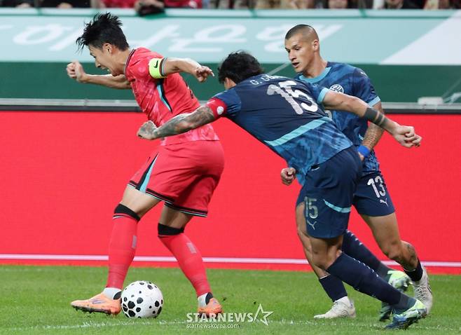 한국 축구 국가대표팀이 14일 서울월드컵경기장에서 파라과이 대표팀과 친선경기를 벌였다.  손흥민이 파라과이 고메스를 제치고 패스할 곳을 찾고 있다. /사진=김진경 대기자