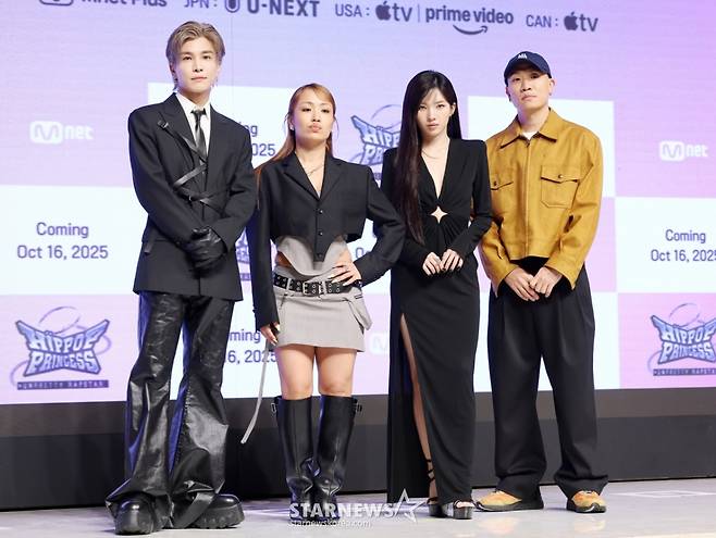 일본 가수 겸 배우 이와타 타카노리, 안무가 리에하타, 아이들 소연, 개코가 15일 서울 강남구 엘리에나호텔에서 진행된 엠넷 예능 '언프리티 랩스타 : 힙팝 프린세스' 제작발표회에 참석해 포즈를 취하고 있다. /2025.10.15 /사진=김휘선 hwijpg@