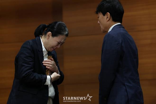 (서울=뉴스1) 박정호 기자 = 안형준 MBC 사장이 15일 오전 서울시 마포구 상암동 MBC 상암사옥 골든마우스홀에서 가진 대국민 기자회견에서 직장 내 괴롭힘을 호소하며 스스로 목숨을 끊은 MBC 기상캐스터 오요안나 씨의 어머니 장연미 씨에게 사과를 하고 있다. 2025.10.15/뉴스1  Copyright (C) 뉴스1. All rights reserved. 무단 전재 및 재배포,  AI학습 이용 금지. /사진=(서울=뉴스1) 박정호 기자