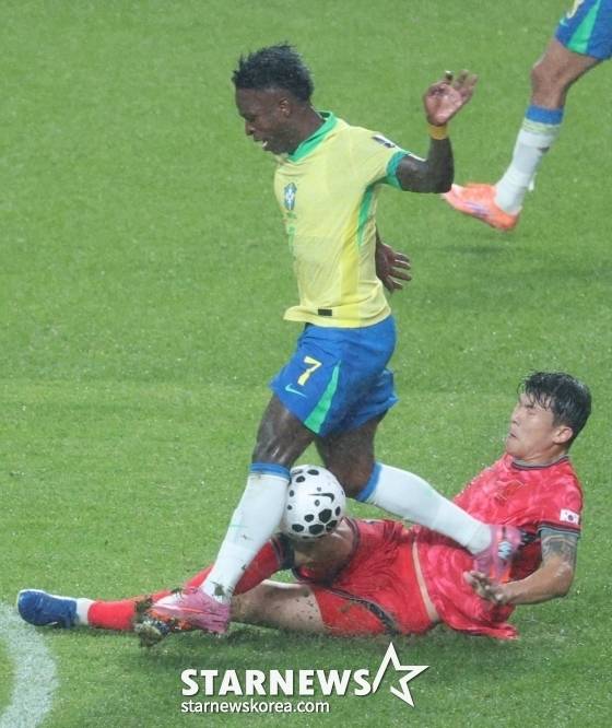 지난 10일 서울월드컵경기장에서 열린 브라질과 대한민국 국가대표팀의 경기 중 비니시우스 주니오르(위)와 김민재. /사진=김진경 대기자