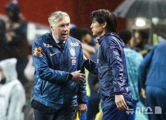 카를로 안첼로티(왼쪽) 브라질 국가대표팀 감독이 한국과 10월 A매치 친선경기가 끝난 뒤 홍명보 대한민국 국가대표팀 감독을 바라보고 있다. /사진=뉴시스