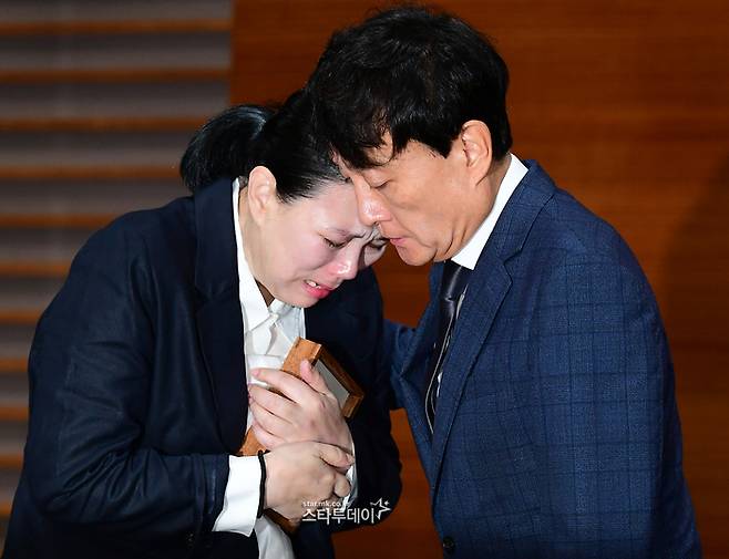 고 오요안나에게 추서된 MBC 명예사원증이 유족에게 전달됐다. 사진 ㅣ강영국 기자