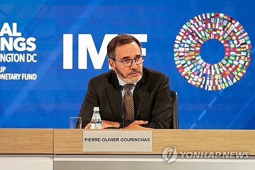 경제전망 발표하는 IMF  (로이터=연합뉴스) 피에르-올리비에르 고린차스 IMF 수석 이코노미스트가 14일(현지시간) 미국 워싱턴DC에서 열린 IMF·세계은행 연차총회에서 세계경제 전망에 대해 발표하고 있다. 2025.10.14