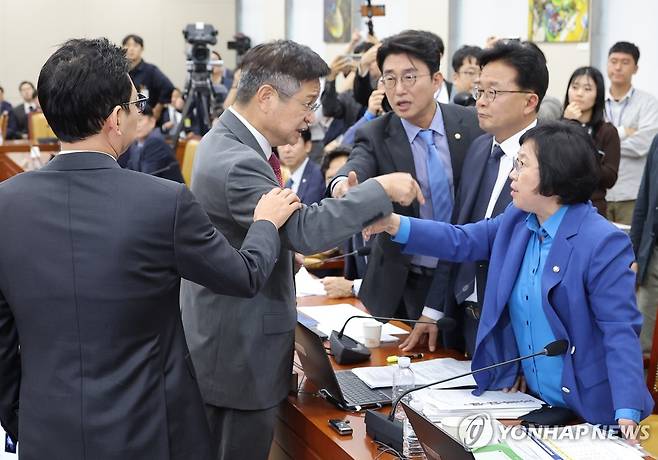 과방위 국감, 설전 벌이는 여야 의원들 (서울=연합뉴스) 류영석 기자 = 14일 서울 여의도 국회 과학기술정보방송통신위원회에서 열린 2025년도 국정감사에서 더불어민주당 김우영 의원의 질의 중 국민의힘 박정훈 의원의 문자메시지 공개와 관련해 여야 의원들이 설전을 벌이고 있다. 2025.10.14 ondol@yna.co.kr