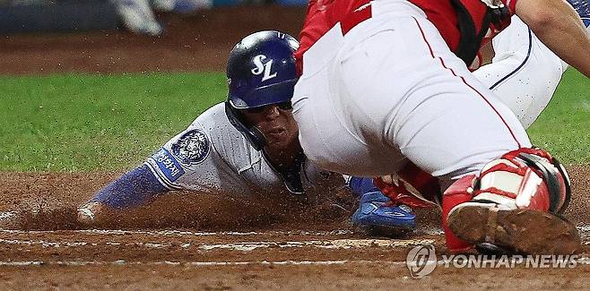 어디에 먼저 닿았나 (대구=연합뉴스) 윤관식 기자 = 14일 대구 삼성라이온즈파크에서 열린 2025 프로야구 KBO리그 포스트시즌 준플레이오프 4차전 SSG 랜더스와 삼성 라이온즈의 경기. 6회말 무사 주자 1, 2루 상황에서 삼성 디아즈의 타격 때 김성윤이 홈으로 슬라이딩하고 있다. 2025.10.14 psik@yna.co.kr