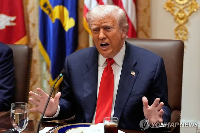 트럼프 대통령 (워싱턴 AP=연합뉴스) 도널드 트럼프 미국 대통령이 14일(현지시간) 백악관에서 하비에르 밀레이 아르헨티나 대통령과 만난 자리에서 발언하고 있다. 2025.10.14 photo@yna.co.kr