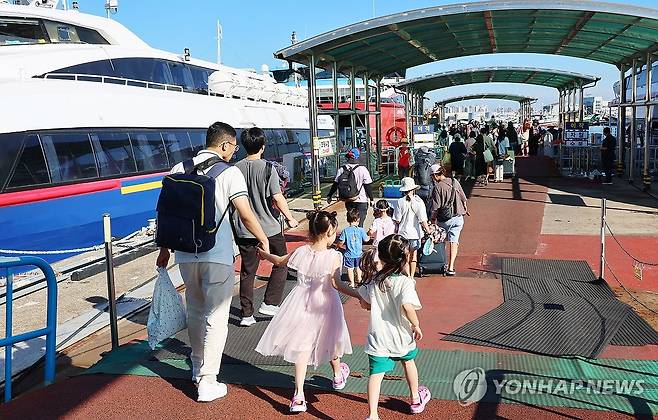 여객선 (인천=연합뉴스) 임순석 기자 = 여객선 승선을 위해 이동하는 시민들. 2025.7.27 soonseok02@yna.co.kr